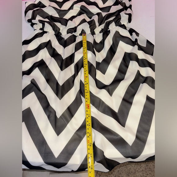 Guess Sleeveless Black and White Dress - Picture 9 of 10